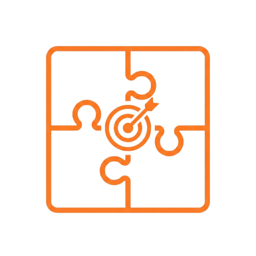 Zielscheibe mit Pfeil, umgeben von Puzzlestücken in Orange.