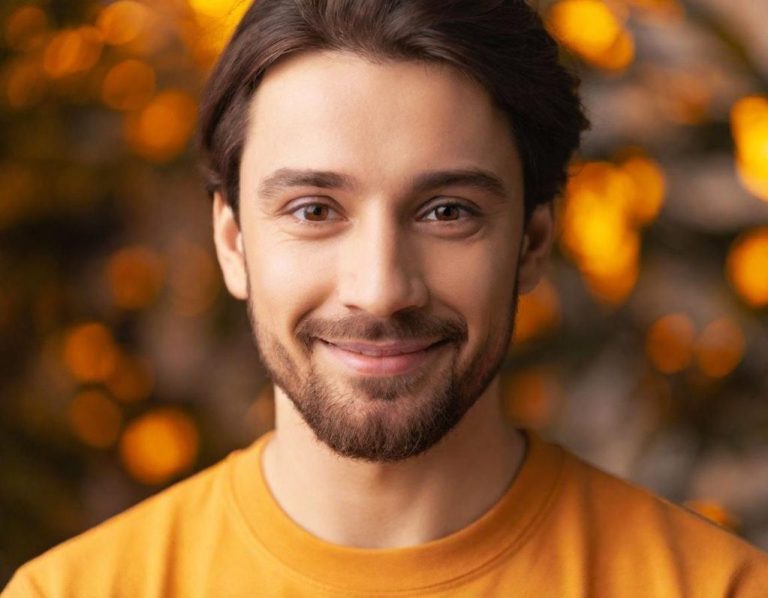 Lächelnder Mann mit braunen Haaren